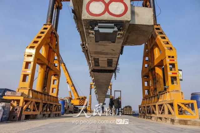 撸起袖子加油干！青连铁路清明时节建设不停工