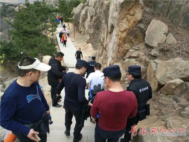 女游客爬山踩滑意外滚落 特勤队员10分钟登顶救援