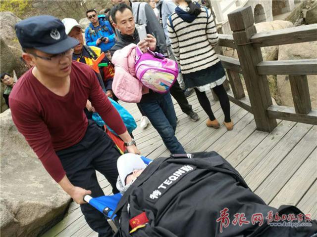 女游客爬山踩滑意外滚落 特勤队员10分钟登顶救援