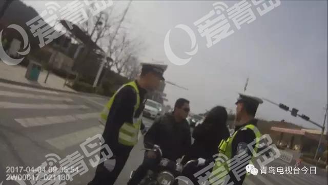 无牌摩托车被查 驾驶员抓住交警大腿就是一口