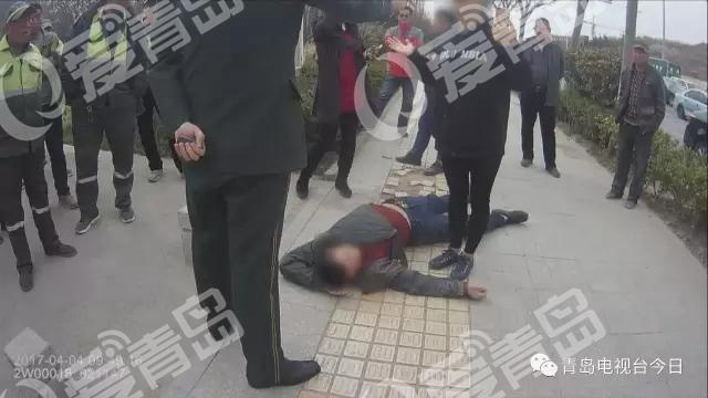 无牌摩托车被查 驾驶员抓住交警大腿就是一口