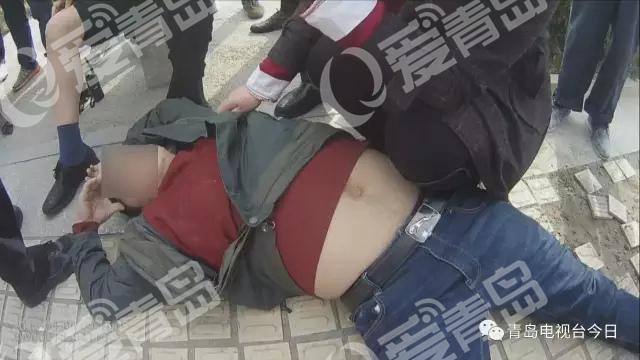 无牌摩托车被查 驾驶员抓住交警大腿就是一口