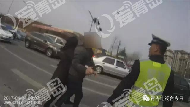 无牌摩托车被查 驾驶员抓住交警大腿就是一口