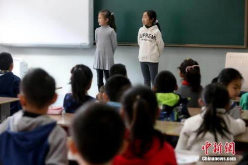 2月13日，山西太原新建路小学的小学生们开始返校上课