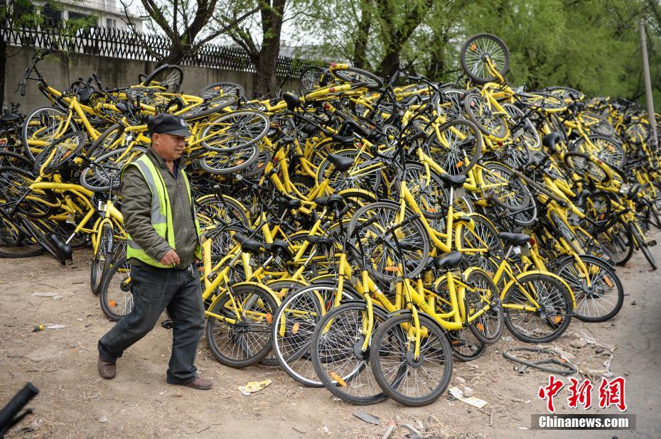 北京受损共享单车堆积如山 工人修不过来