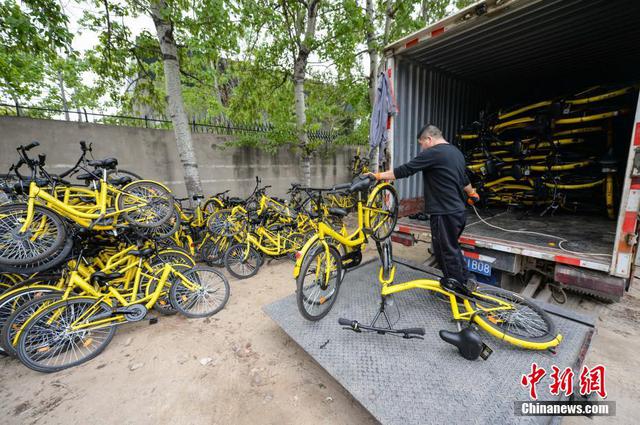 北京受损共享单车堆积如山 工人修不过来