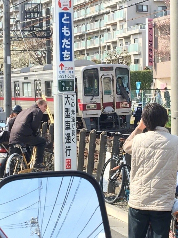 男子跳轨自杀 结果一头砸进驾驶室