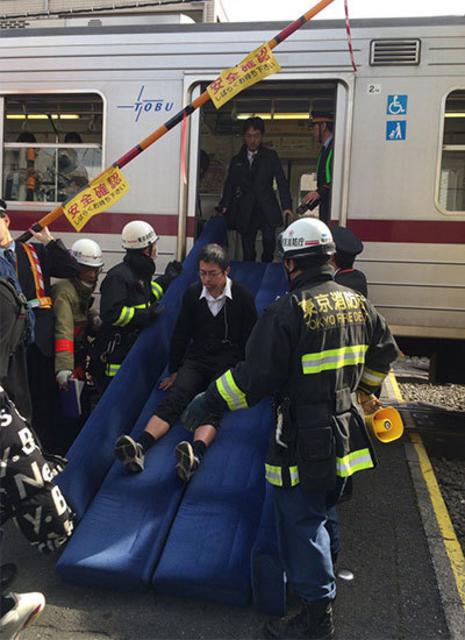 当地时间4月6日,日本东京板桥区东上线练马站发生了一起电车事故.