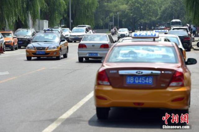 满足条件的私家车可按一定程序转化为网约车,从事专车运营。 满足条件的私家车可按一定程序转化为网约车,从事专车运营。