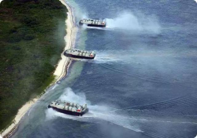 3月21日至27日，南海某登陆舰支队井冈山舰、昆仑山舰组成编队，搭载数架直升机和多艘国产新型气垫艇，奔赴陌生海域开展多方向立体夺控岛礁演练