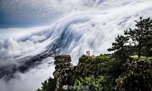 壯觀!廬山現壯麗瀑布雲 流轉山澗蔚為壯觀(圖)