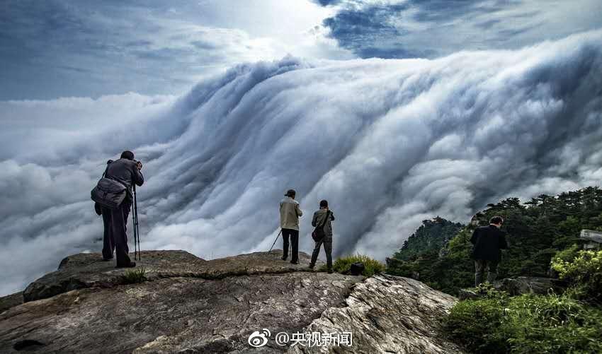     壮观！庐山现瀑布云 流转山涧