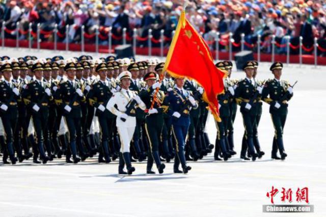 图为三军仪仗队方队接受检阅