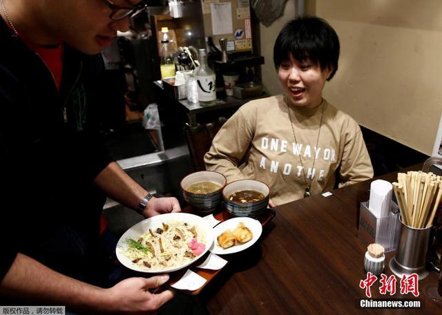 日本推出昆虫拉面 食客排长队品尝暗黑料理