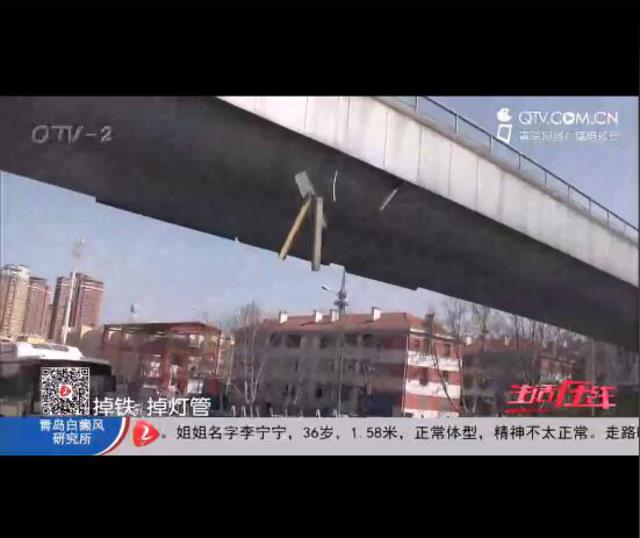 过街天桥亮化灯老化脱落 经过车辆险被砸(图)
