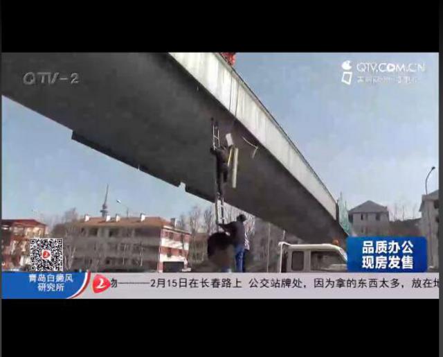 过街天桥亮化灯老化脱落 经过车辆险被砸(图)