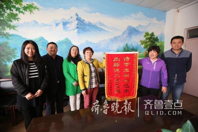 青岛这个男娃骨折两个月 老师们轮流抱他上课