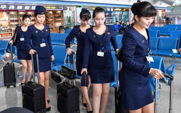 朝鲜空姐着新版制服亮身机场 裙子高度首上膝盖