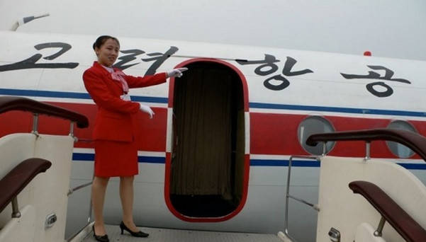 朝鲜空姐着新版制服亮身机场 裙子高度首上膝盖