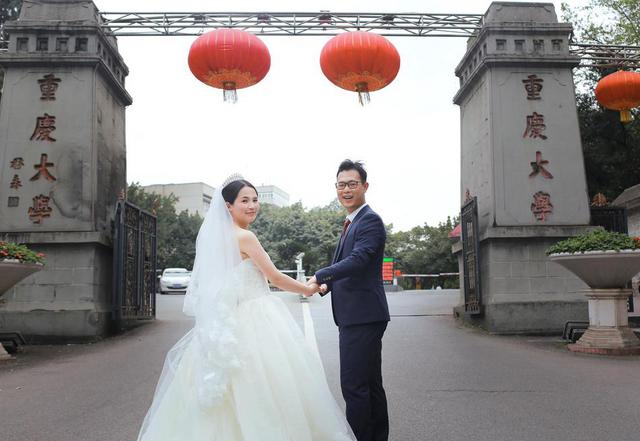 情侣5年后回母校 重拍当年定情照获祝福