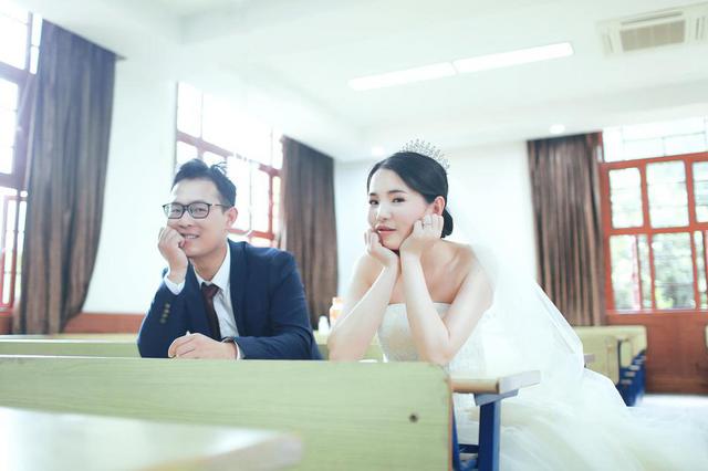 情侣5年后回母校 重拍当年定情照获祝福