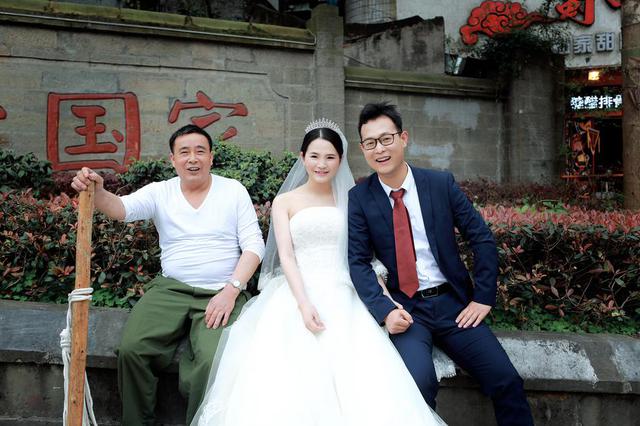 情侣5年后回母校 重拍当年定情照获祝福