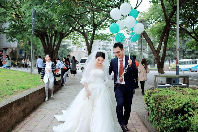 情侣5年后回母校 重拍当年定情照获祝福