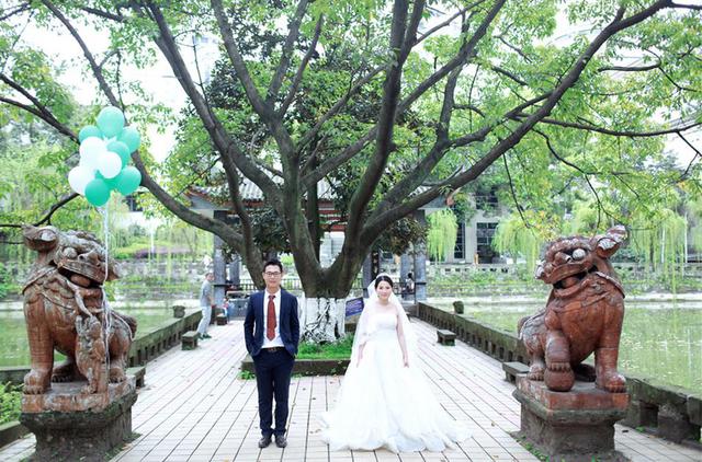 情侣5年后回母校 重拍当年定情照获祝福