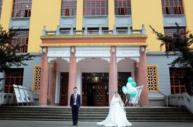 情侣5年后回母校 重拍当年定情照获祝福