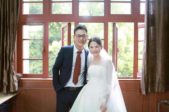 情侣5年后回母校 重拍当年定情照获祝福