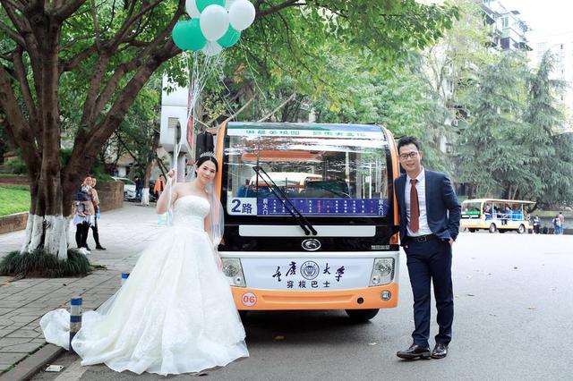 情侣5年后回母校 重拍当年定情照获祝福