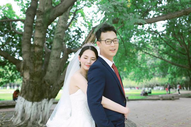 情侣5年后回母校 重拍当年定情照获祝福