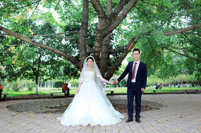 情侣5年后回母校 重拍当年定情照获祝福