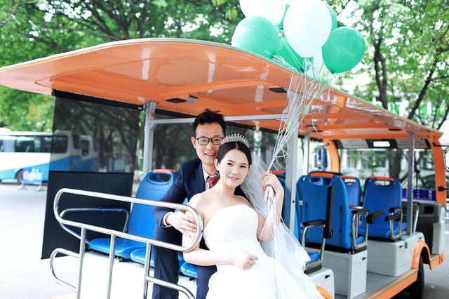 情侣5年后回母校 重拍当年定情照获祝福