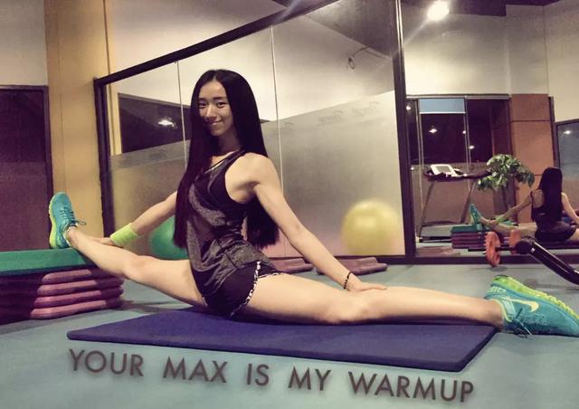 舞蹈美女练健美 满身肌肉也能一字马