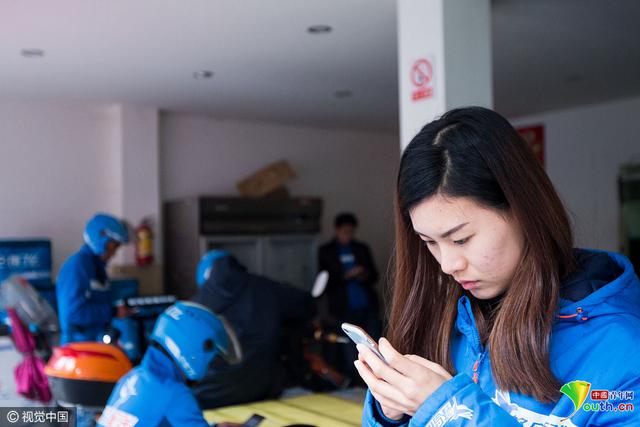 90后美女骑手月赚6000元 比男骑手还能吃苦