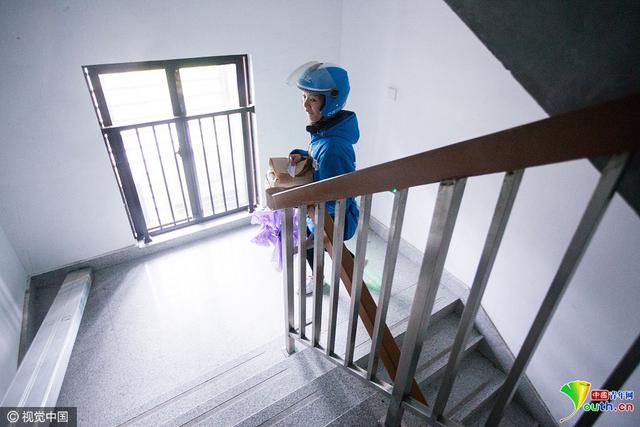 90后美女骑手月赚6000元 比男骑手还能吃苦