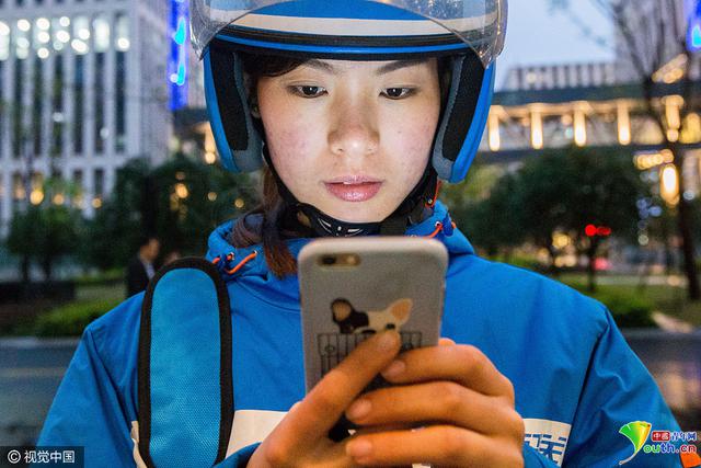 90后美女骑手月赚6000元 比男骑手还能吃苦