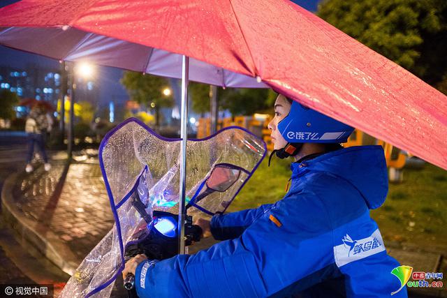 90后美女骑手月赚6000元 比男骑手还能吃苦