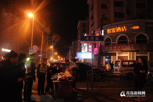 崂山城管夜查野馄饨 一晚清理烧烤摊20家