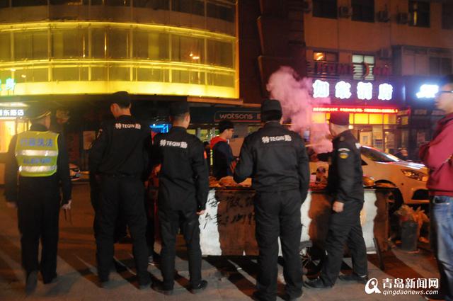 崂山城管夜查野馄饨 一晚清理烧烤摊20家