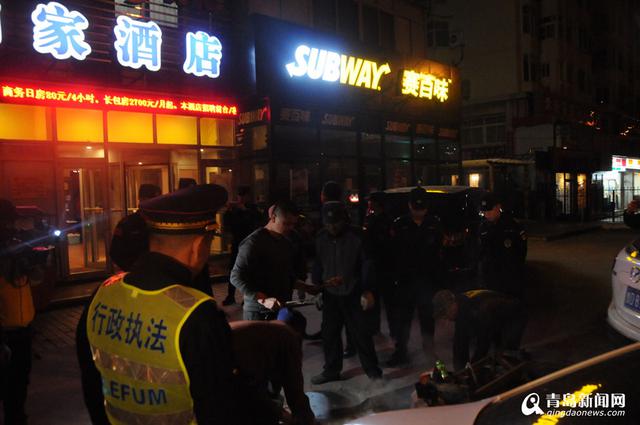 崂山城管夜查野馄饨 一晚清理烧烤摊20家