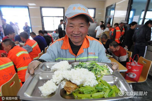 山东首家环卫工人大食堂亮相青岛 价低味美真心赞