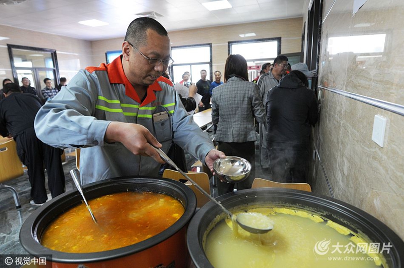 山东首家环卫工人大食堂亮相青岛 价低味美真心赞