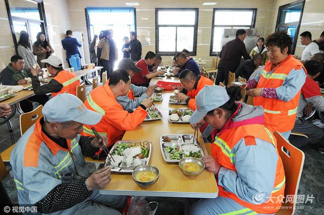 山东首家环卫工人大食堂亮相青岛 价低味美真心赞