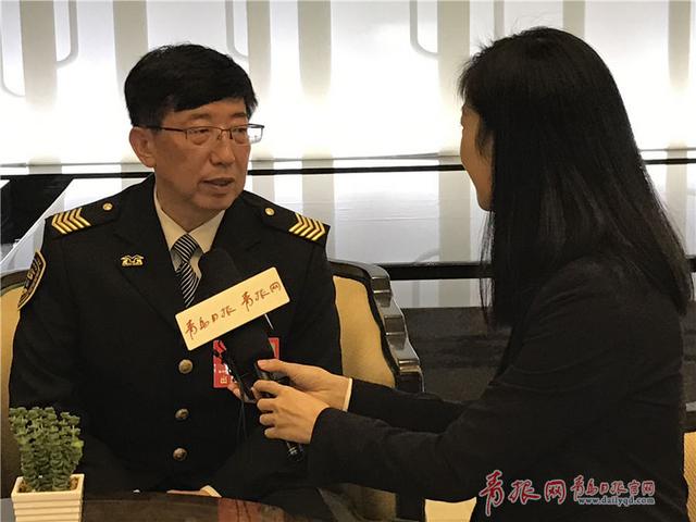 平度代表团的刘永康代表在接受记者采访.刘栋 摄