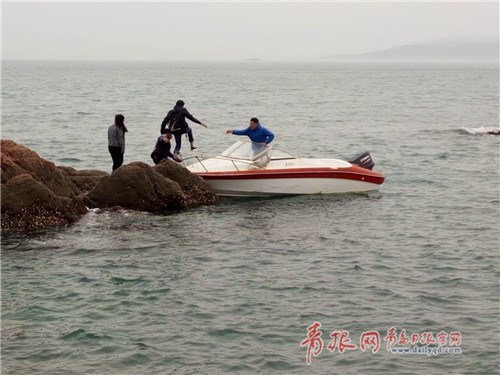 两外国留学生赶海被困礁石 民警紧急营救