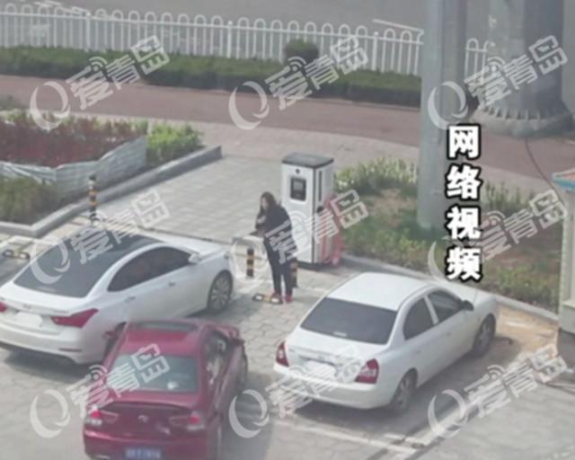 搬车进车位 女司机奇葩停车刷爆朋友圈