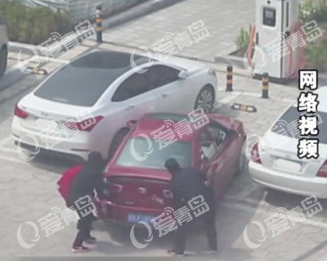 搬车进车位 女司机奇葩停车刷爆朋友圈