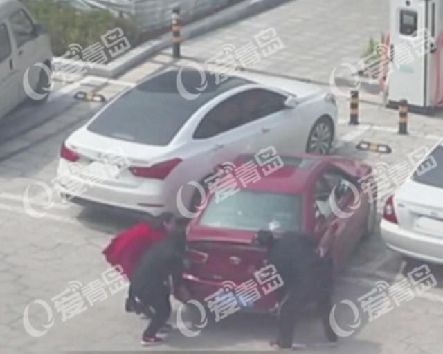 搬车进车位 女司机奇葩停车刷爆朋友圈